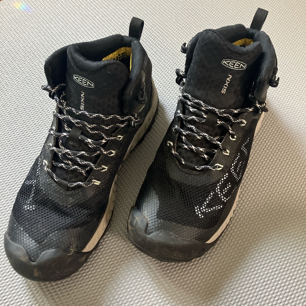 Keen NXIS mid waterproof hiking boots Women’s 8